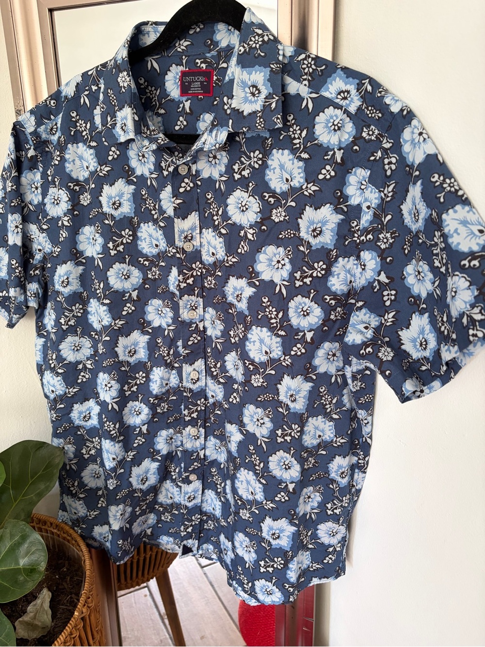 UNTUCKit Men’s Large Blue Floral Button Up Shirt